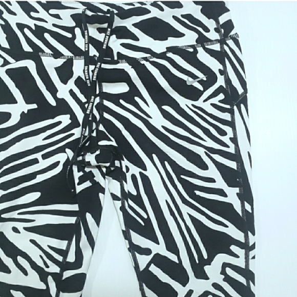 Nike Drifit HighRise Zebra Print Crop Leggings Workout Pants - Picture 3 of 6